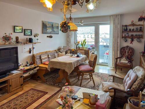 Wohnzimmer - 3 Zimmer Etagenwohnung zum Kaufen in Burghausen