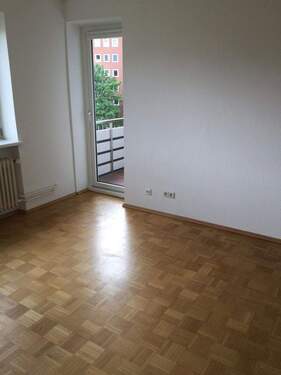 Wohnzimmer mit Zugang Balkon - 