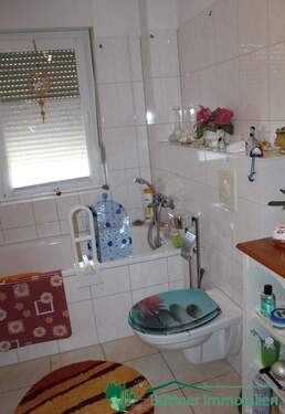 Tageslichtbad mit Wanne und Dusche - 