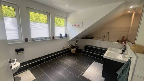 großes Badezimmer - 