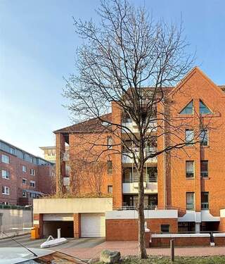 Hausansicht vorne mit TG-Einfahrt - Bezugsfreie 1,5-Zimmer-Whg. mit Balkon u. Tiefgaragenstpl. im Kieler Zentrum Muhliusstraße, Kiel