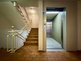 Treppenhaus und Aufzug - 