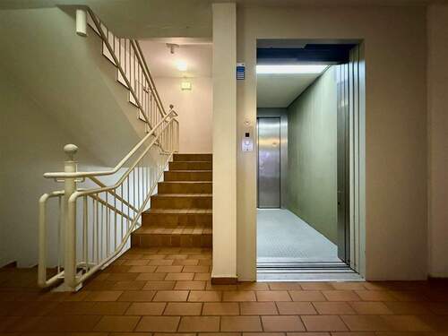 Treppenhaus und Aufzug - 