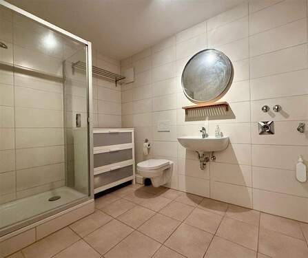 Duschbad mit Waschmaschinen-Anschluß - 