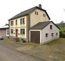 Ruhig gelegenes, geräumiges Wohnhaus mit Halle, Garage, Wiese und Pferdestall auf einem 6.197 m² großen Grundstück in Niederlauch