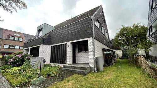 Hausansicht vorne - Moderne DHH am Naturschutzgebiet