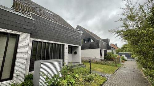 Hausansicht vorne - 4 Zimmer Doppelhaushälfte zum Kaufen in Monheim am Rhein