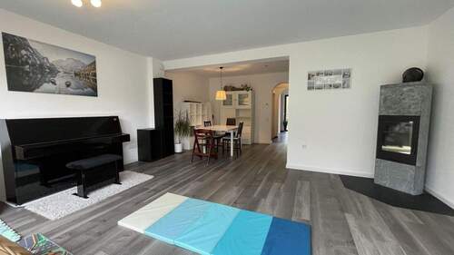 Wohnbereich mit Kaminofen - Doppelhaushälfte mit 121,70 m² in Monheim am Rhein zum Kaufen