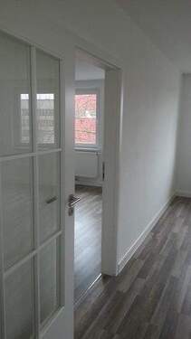 Wohnzimmer - Blick ins Schlafzimmer - Etagenwohnung mit 59,00 m&sup2; in Waldkraiburg zum Kaufen