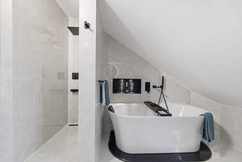 Badezimmer - MGF-Group: Exklusive 3-Zimmer-Wohnung mit Terrasse Erstbezug nach hochwertiger Sanierung.