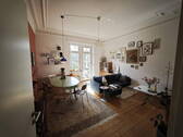 Wohnzimmer - Hochwertig sanierte 3-Zimmer-Altbauwohnung (ca. 75 m²) in zentraler Lage der Weststadt!