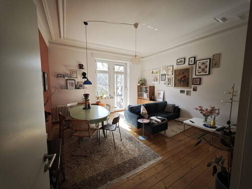 Wohnzimmer - Hochwertig sanierte 3-Zimmer-Altbauwohnung (ca. 75 m²) in zentraler Lage der Weststadt!