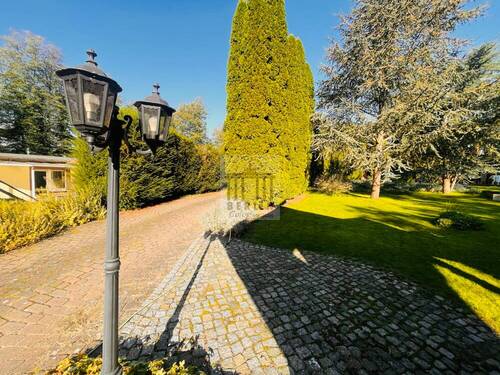 Gartenanlage in Richtung Eingangsbereich zum Bungalow - Einfamilienhaus mit 149,90 m² in Briesen zum Kaufen