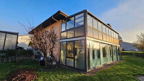 Haus Aussenansicht - Großzügige 3,5 ZKB mit schöner Einbauküche und Wintergarten in gepflegtem 3FH