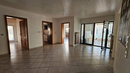 Essbereich mit Zugang zu allen Nebenräumen - 