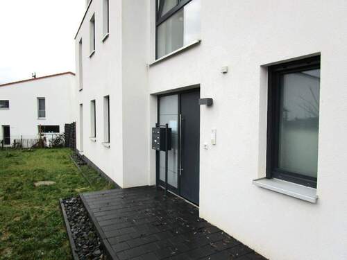 Eingang - 2 Zi. Wohnung mit Terrasse und Gartenanteil in Seukendorf Wohnung mieten