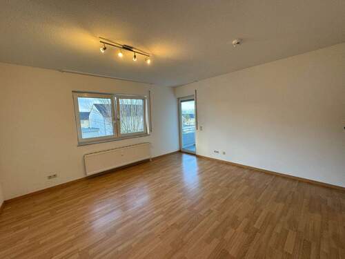 Wohnzimmer - 3 ZKB mit Balkon und Garage (RW 212 OG links)