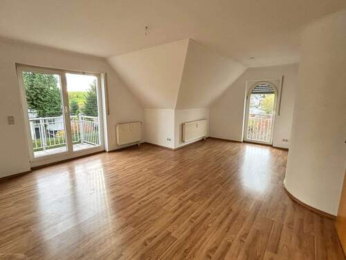 Wohnzimmer - +++ATTRAKTIVE DG-WOHNUNG MIT BALKON UND PKW-STELLPLATZ AM RANDE VON CHEMNITZ+++