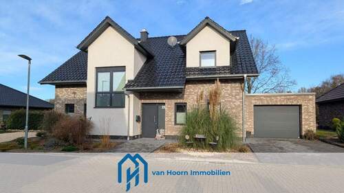 Titelbild - Neuwertiges Einfamilienhaus mit Garage und Blick ins Grüne