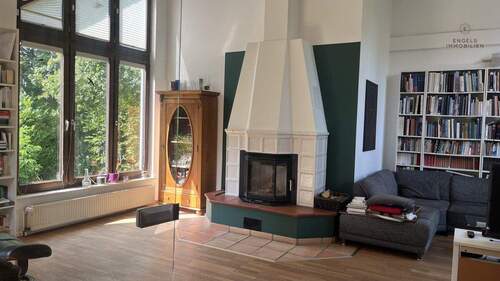 Wohnzimmer mit Kamin - Einfamilienhaus mit 213,90 m&sup2; in Königswinter / Niederbuchholz zum Kaufen