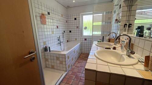 Badezimmer im Untergeschoss - 