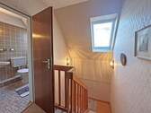 Flur im OG mit Blick ins Badezimmer - 