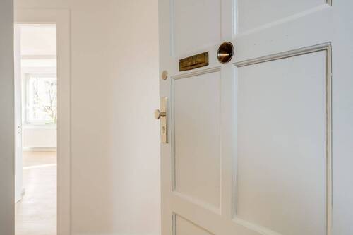 Eingangstuere - 4 Zimmer Etagenwohnung zum Kaufen in München