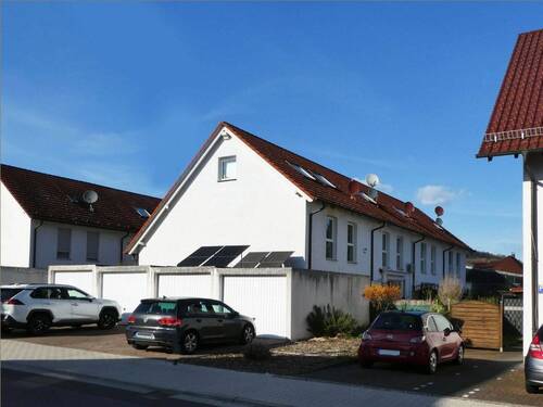 Bild 1 - AUMÜLLER-Immobilien - Freundliches Niedrig-Energie-Reihenendhaus mit Garage in Wächtersbach-Stadt