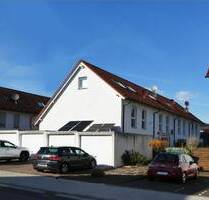 AUMÜLLER-Immobilien - Freundliches Niedrig-Energie-Reihenendhaus mit Garage in Wächtersbach-Stadt