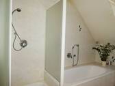 Dusche und Badewanne - 