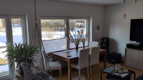 Wohnzimmer mit Blick in Garten - 