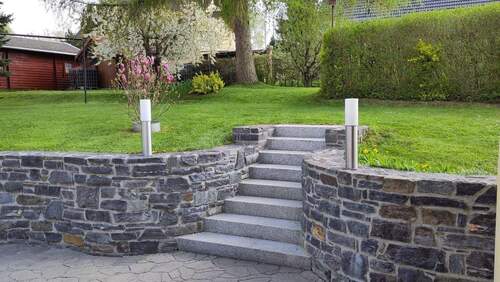 Hof mit Treppe in den Garten - Einfamilienhaus mit 202,00 m² in Halsbrücke zum Kaufen