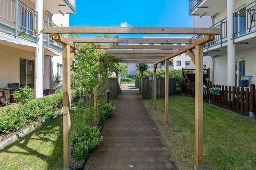 Weg Richtung Straße - 2 Zimmer Etagenwohnung zum Kaufen in Berlin