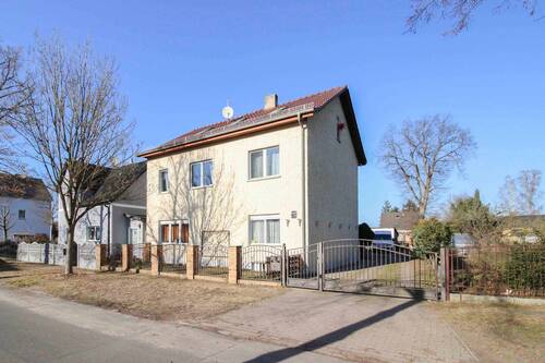 Hausansicht - Viel Platz für die ganze Familie - Großes Einfamilienhaus mit Pool und Nebengelass in Friedrichsthal