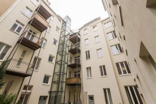 Innenhof mit Balkonen - 