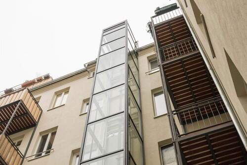 Aufzug im Innenhof - 4 Zimmer Etagenwohnung in Berlin
