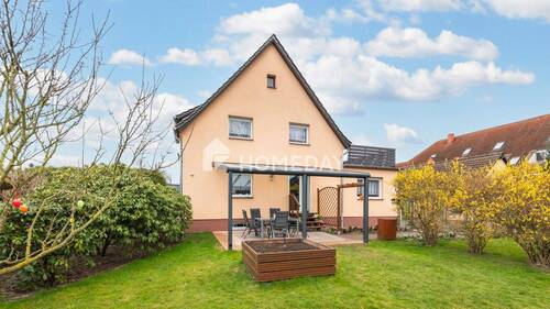 Außenansicht 3 - Zwei Ebenen, viele Möglichkeiten - Haus mit Pool, Terrasse und Kamin