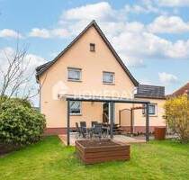 Zwei Ebenen, viele Möglichkeiten - Haus mit Pool, Terrasse und Kamin - Müncheberg