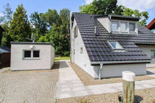 Stellplatz und Nebengebäude - 