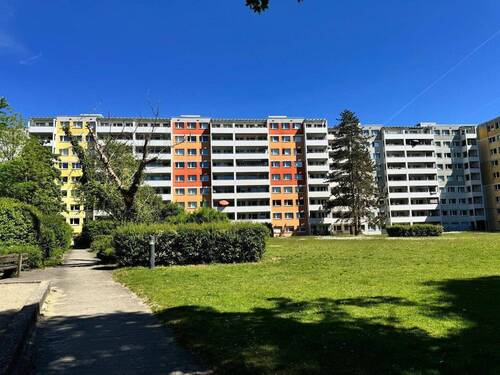 Außenansicht - Kernsanierte 3 Zimmer EG Wohnung mit Terrasse in München Perlach
