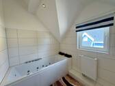 Wannenbad im OG mit Fenster - 