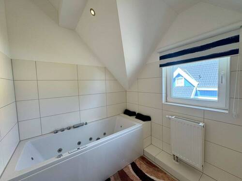 Wannenbad im OG mit Fenster - 
