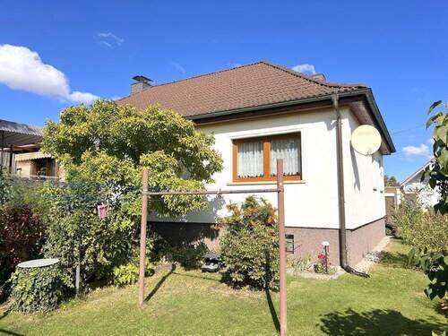 Rückansicht - Charmanter Bungalow mit Ausbaupotenzial und wunderschönem Garten in Bobbau
