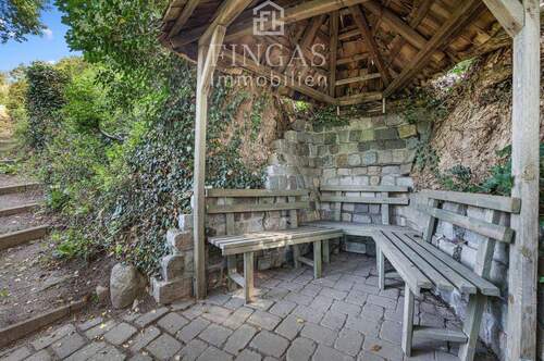 Pavillon auf dem Weg zum Fluss - 