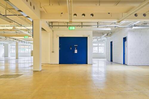 Vielfältige Produktionshalle mit Büros - Büro in Frickenhausen