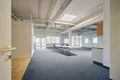 Vielfältige Produktionshalle mit Büros - 