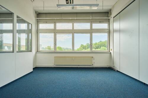 Vielfältige Produktionshalle mit Büros - 