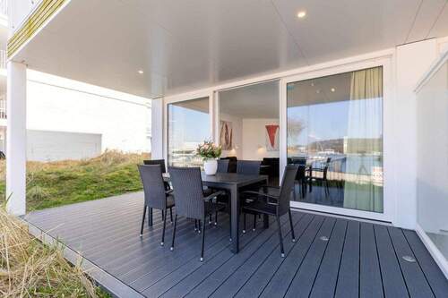 Große, überdachte Terrasse - 