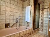 ... mit Badewanne und Dusche - 