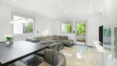 Wohnzimmer 2 - Luxuriös und komplett möbliert: Hochwertige 4-Zimmer-Wohnung mit EBK, Loggia, Fitnessbereich und TG